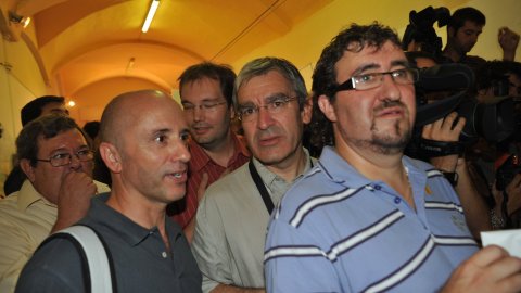 Consulta sobre la independència de Catalunya al Centre Moral d'Arenys de Munt i manifestació de falangistes en contra, envoltada d’un dispositiu policial. A la imatge, els regidors Joan Rabasseda, Josep Manel Ximenis i Alfons Molons. Arenys de Munt. 13 de setembre de 2009