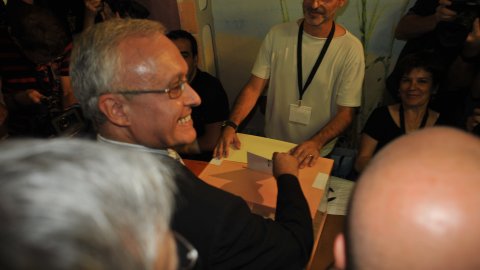 Consulta sobre la independència de Catalunya al Centre Moral d'Arenys de Munt i manifestació de falangistes en contra, envoltada d’un dispositiu policial. A la imatge, l'alcalde Carles Móra. Arenys de Munt. 13 de setembre de 2009