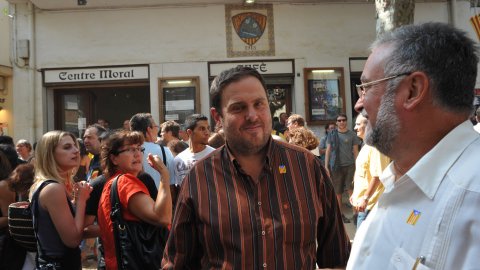 Consulta sobre la independència de Catalunya al Centre Moral d'Arenys de Munt i manifestació de falangistes en contra, envoltada d’un dispositiu policial. A la imatge, l'eurodiputat Oriol Junqueras. Arenys de Munt. 13 de setembre de 2009