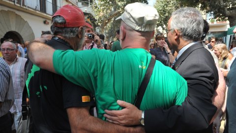 Consulta sobre la independència de Catalunya al Centre Moral d'Arenys de Munt i manifestació de falangistes en contra, envoltada d’un dispositiu policial. A la imatge, Carles Móra. Arenys de Munt. 13 de setembre de 2009