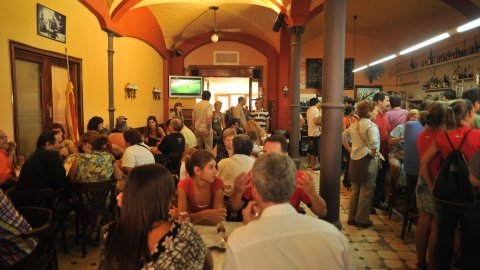Consulta sobre la independència de Catalunya al Centre Moral d'Arenys de Munt i manifestació de falangistes en contra, envoltada d’un dispositiu policial. A la imatge, el bar del Centre Moral. Arenys de Munt. 13 de setembre de 2009