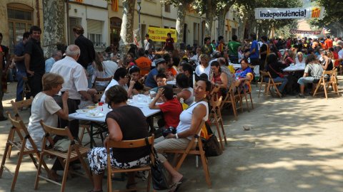 Consulta sobre la independència de Catalunya al Centre Moral d'Arenys de Munt i manifestació de falangistes en contra, envoltada d’un dispositiu policial. Arenys de Munt. 13 de setembre de 2009