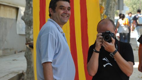 Consulta sobre la independència de Catalunya al Centre Moral d'Arenys de Munt i manifestació de falangistes en contra, envoltada d’un dispositiu policial. A la imatge, Joan Manuel Perdigó i Jordi Trilla. Arenys de Munt. 13 de setembre de 2009