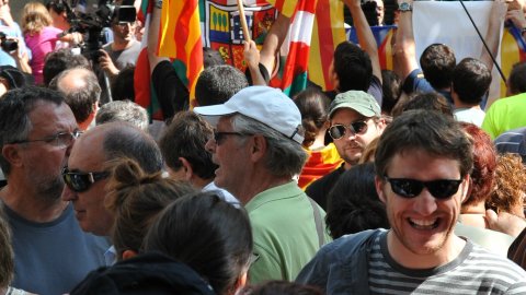 Consulta sobre la independència de Catalunya al Centre Moral d'Arenys de Munt i manifestació de falangistes en contra, envoltada d’un dispositiu policial. Arenys de Munt. 13 de setembre de 2009