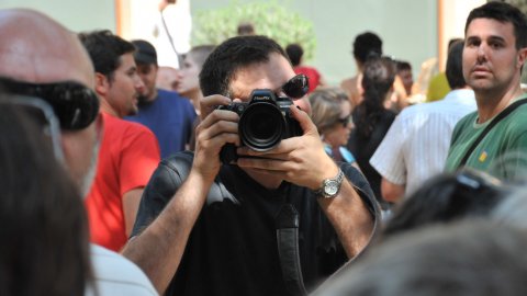 Consulta sobre la independència de Catalunya al Centre Moral d'Arenys de Munt i manifestació de falangistes en contra, envoltada d’un dispositiu policial. A la imatge, Oriol Burgada amb la càmera de fotos. Arenys de Munt. 13 de setembre de 2009