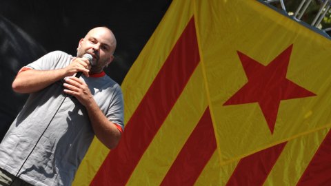 Consulta sobre la independència de Catalunya al Centre Moral d'Arenys de Munt i manifestació de falangistes en contra, envoltada d’un dispositiu policial. A la imatge, el cantant Titot. Arenys de Munt. 13 de setembre de 2009