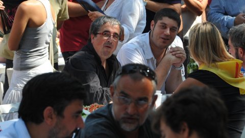 Consulta sobre la independència de Catalunya al Centre Moral d'Arenys de Munt i manifestació de falangistes en contra, envoltada d’un dispositiu policial. A la imatge, Joan Camp i Joan Puig. Arenys de Munt. 13 de setembre de 2009