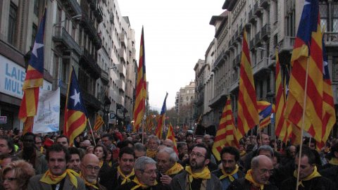 Manifestació Som una nació i diem prou!, organitzada per la Plataforma pel Dret de Decidir, a la Via Laietana. Barcelona. 1 de desembre de 2007