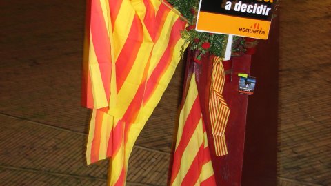 Manifestació Som una nació i diem prou!, organitzada per la Plataforma pel Dret de Decidir, a la Via Laietana. A la imatge, el Fossar de les Moreres. Barcelona. 1 de desembre de 2007
