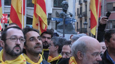 Manifestació Som una nació i diem prou!, organitzada per la Plataforma pel Dret de Decidir, a la Via Laietana. A la imatge, Francesc Gisbert, Ferran Requejo i Josep Maria Terricabras. Barcelona. 1 de desembre de 2007