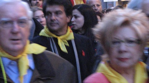 Manifestació Som una nació i diem prou!, organitzada per la Plataforma pel Dret de Decidir, a la Via Laietana. A la imatge, Jaume Sobrequés, Núria Feliu i Joan Laporta. Barcelona. 1 de desembre de 2007