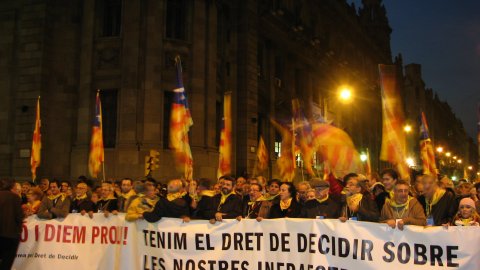 Manifestació Som una nació i diem prou!, organitzada per la Plataforma pel Dret de Decidir, a la Via Laietana. Barcelona. 1 de desembre de 2007