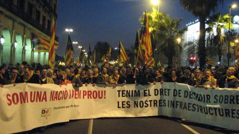 Manifestació Som una nació i diem prou!, organitzada per la Plataforma pel Dret de Decidir, a la Via Laietana. Barcelona. 1 de desembre de 2007