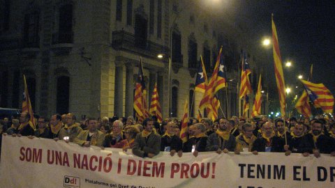 Manifestació Som una nació i diem prou!, organitzada per la Plataforma pel Dret de Decidir, a la Via Laietana. Barcelona. 1 de desembre de 2007