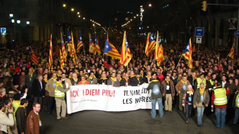 Manifestació Som una nació i diem prou!, organitzada per la Plataforma pel Dret de Decidir, a la Via Laietana. Barcelona. 1 de desembre de 2007