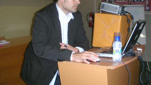 Els Juliols. Universitat de Barcelona. El periodista Saül Gordillo imparteix la sessió amb el títol 'La comunicació en el segle XXI: noves tecnologies i globalització'.  Viladecans. 4 de juliol de 2007