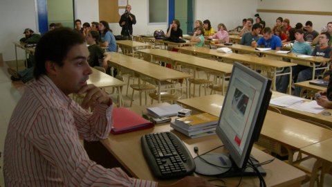 El periodista Saül Gordillo imparteix una classe sobre blogs i internet a l'Escola Universitària Politècnica de Mataró (EUPMT). 2006
