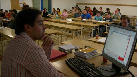 El periodista Saül Gordillo imparteix una classe sobre blogs i internet a l'Escola Universitària Politècnica de Mataró (EUPMT). 2006