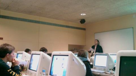 Seminari del periodista Saül Gordillo sobre blocs i política, coincidint amb la cibercampanya 2008, a la Facultat de Comunicació Blanquerna de la Universitat Ramon Llull. Foto feta amb telèfon mòbil. Barcelona. 19 de febrer de 2008