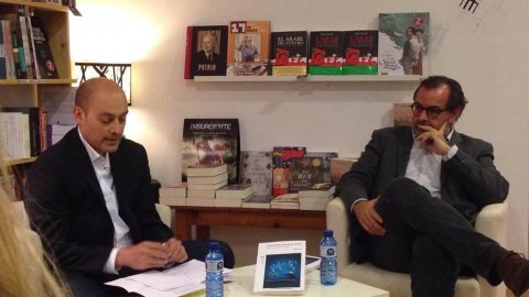 El periodista Saül Gordillo presenta el nou llibre del director adjunt d'El Periódico de Catalunya Albert Sáez 'El periodisme després de Twitter', assaig guanyador del Premi Joan Fuster que reflexiona sobre el present i el futur del periodisme. Llibreria Dòria. Mataró. 14 d'abril de 2015 