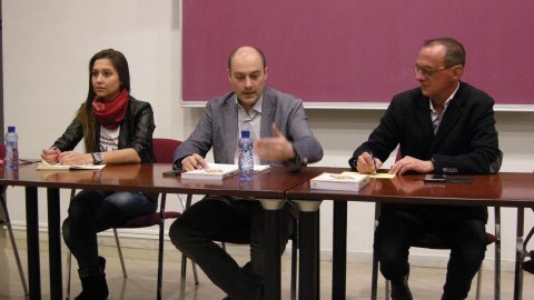 Presentació del llibre Sobirania.cat a la Càtedra de Periodisme i Comunicació de la Universitat de Lleida amb el professor Miquel Pueyo, l'estudiant Olga Bondareva i l'autor, Saül Gordillo. Lleida. 25 de febrer de 2015 