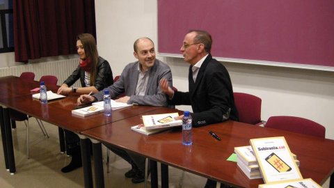 Presentació del llibre Sobirania.cat a la Càtedra de Periodisme i Comunicació de la Universitat de Lleida amb el professor Miquel Pueyo, l'estudiant Olga Bondareva i l'autor, Saül Gordillo. Lleida. 25 de febrer de 2015 
