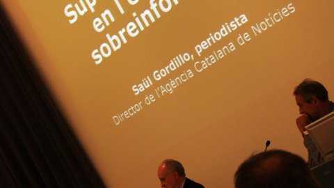 Lliçó inaugural del curs acadèmic 2009-2010 dels Ensenyaments de Periodisme de la Universitat Pompeu Fabra (UPF), amb el títol Superperiodistes en l'era de la sobreinformació, que donaria peu el 2010 al llibre el mateix títol. Presenta l'acte el director de Periodisme i vicedegà Salvador Alsius, i el presideix el degà de la Facultat de Comunicació, Josep Maria Casasús, a l'Auditori del Campus de la Comunicació-Poblenou. Barcelona. 30 de setembre de 2009 