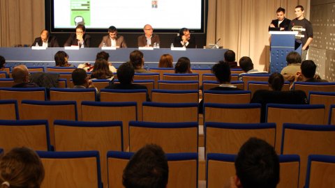 El periodista Saül Gordillo participa en la presentació del portal sobre política 2.0 a Catalunya Electoràlia a l'Auditori de la Facultat de Comunicació Blanquerna. Barcelona. 8 de novembre de 2010