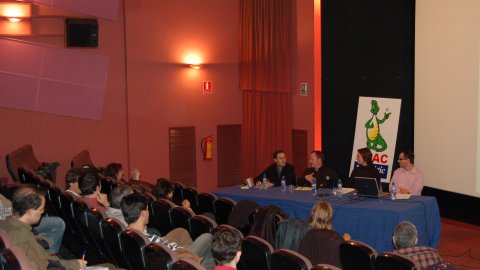 Taula rodona Els blocs com a mitjà de comunicació. Realitat o utopia, amb els blocaires Saül Gordillo, Joan Rovira, Marc Roca i Núria Masdéu, al Cinema Catalunya de Terrassa. Segona Trobada Blocaires Terrassencs. Terrassa. 4 de desembre de 2007