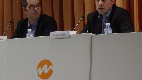 Conferència sobre blocs i política amb motiu de la presentació de la Bagesfera, col·lectiu de blocaires de la Catalunya central, a l'Auditori de Caixa Manresa, amb Pere Fontanals, impulsor de la Bagesfera, i el periodista Saül Gordillo. Manresa. 29 de febrer de 2008