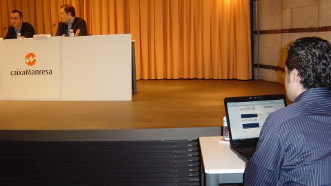 Conferència sobre blocs i política amb motiu de la presentació de la Bagesfera, col·lectiu de blocaires de la Catalunya central, a l'Auditori de Caixa Manresa, amb Pere Fontanals, impulsor de la Bagesfera, i el periodista Saül Gordillo. Manresa. 29 de febrer de 2008