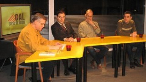 Programa CAL parlar de llengua de TV Esplugues, sobre el fenomen blocaire a Catalunya, amb Xavier Mir, Manel Prieto, Saül Gordillo i Jaume Marfany, presentador. Esplugues de Llobregat. 14 de febrer de 2008