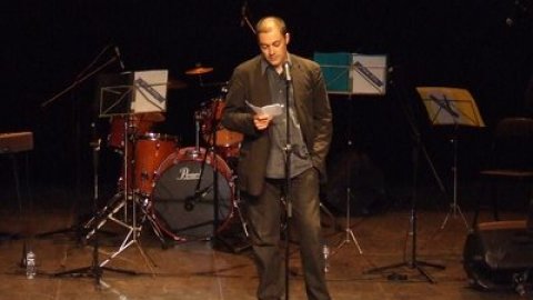 El periodista Saül Gordillo intervé en la presentació del llibre La catosfera literària, de 100 blocaires literaris. El primer llibre col·lectiu de literatura feta a la xarxa. Vallromanes. 17 de maig de 2008