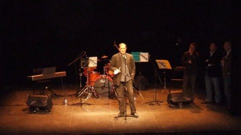 El periodista Saül Gordillo intervé en la presentació del llibre La catosfera literària, de 100 blocaires literaris. El primer llibre col·lectiu de literatura feta a la xarxa. Vallromanes. 17 de maig de 2008