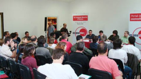 Presentació d'Osonosfera.cat, amb Enric Xicoy (Facultat Blanquerna), Vicent Partal (Vilaweb), Carles Puigdemont (diputat de CiU) i el director de l'ACN, Saül Gordillo. Tavèrnoles. 13 de juny de 2008