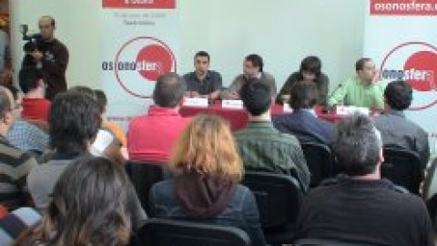 Presentació d'Osonosfera.cat, amb Enric Xicoy (Facultat Blanquerna), Vicent Partal (Vilaweb), Carles Puigdemont (diputat de CiU) i el director de l'ACN, Saül Gordillo. Tavèrnoles. 13 de juny de 2008