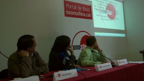 Presentació d'Osonosfera.cat, amb Enric Xicoy (Facultat Blanquerna), Vicent Partal (Vilaweb), Carles Puigdemont (diputat de CiU) i el director de l'ACN, Saül Gordillo. Tavèrnoles. 13 de juny de 2008