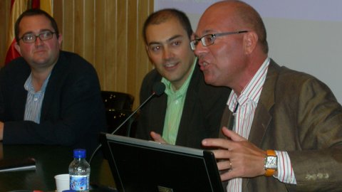 Conferència La Catalunya digital. El catalanisme a la xarxa, amb Toni Ibàñez, Saül Gordillo i Albert Calls, amb motiu de la Diada Nacional de Catalunya, organitzada per l'Ajuntament de Cabrera de Mar i presentat per l'alcalde, Jaume Borràs. Cabrera de Mar. 11 de setembre de 2008
