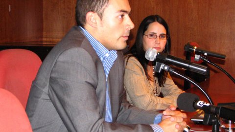 El director de l'ACN, Saül Gordillo, presenta Anoiadiari.cat a Igualada, amb xerrada sobre la premsa de paper i la digital, acompanyat d'Anna Marsal, directora del diari. Igualada. 24 de setembre de 2008