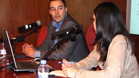El director de l'ACN, Saül Gordillo, presenta Anoiadiari.cat a Igualada, amb xerrada sobre la premsa de paper i la digital, acompanyat d'Anna Marsal, directora del diari. Igualada. 24 de setembre de 2008