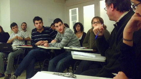 El periodista Saül Gordillo participa en la Trobada de Joves d'Òmnium Cultural a l'alberg de Coma-ruga, amb una xerrada sobre activisme digital, acompanyat de Vicent Partal (Vilaweb). Coma-ruga. 8 de novembre de 2008