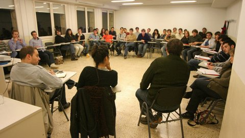 El periodista Saül Gordillo participa en la Trobada de Joves d'Òmnium Cultural a l'alberg de Coma-ruga, amb una xerrada sobre activisme digital, acompanyat de Vicent Partal (Vilaweb). Coma-ruga. 8 de novembre de 2008
