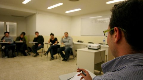 El periodista Saül Gordillo participa en la Trobada de Joves d'Òmnium Cultural a l'alberg de Coma-ruga, amb una xerrada sobre activisme digital, acompanyat de Vicent Partal (Vilaweb). Coma-ruga. 8 de novembre de 2008