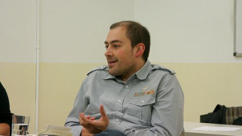 El periodista Saül Gordillo participa en la Trobada de Joves d'Òmnium Cultural a l'alberg de Coma-ruga, amb una xerrada sobre activisme digital, acompanyat de Vicent Partal (Vilaweb). Coma-ruga. 8 de novembre de 2008