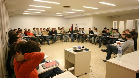 El periodista Saül Gordillo participa en la Trobada de Joves d'Òmnium Cultural a l'alberg de Coma-ruga, amb una xerrada sobre activisme digital, acompanyat de Vicent Partal (Vilaweb). Coma-ruga. 8 de novembre de 2008