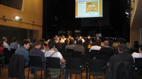 Taula rodona sobre el catalanisme a la xarxa amb motiu del desè aniversari de Racó Català, al Tradicionàrius de Gràcia, amb Joan Camp, Víctor Alexandre, Francesc Ribera, Titot, Alfons López Tena i Saül Gordillo. Barcelona. 18 d'abril de 2009