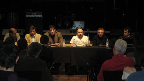 Taula rodona sobre el catalanisme a la xarxa amb motiu del desè aniversari de Racó Català, al Tradicionàrius de Gràcia, amb Joan Camp, Víctor Alexandre, Francesc Ribera, Titot, Alfons López Tena i Saül Gordillo. Barcelona. 18 d'abril de 2009