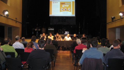 Taula rodona sobre el catalanisme a la xarxa amb motiu del desè aniversari de Racó Català, al Tradicionàrius de Gràcia, amb Joan Camp, Víctor Alexandre, Francesc Ribera, Titot, Alfons López Tena i Saül Gordillo. Barcelona. 18 d'abril de 2009