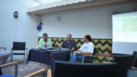 Acte de celebració del desè aniversari de la comunitat digital Arenyautes, a la terrassa de l'hotel Sa Voga d'Arenys de Mar, amb Oriol Ferran, Rafael Muñoz i Saül Gordillo. Arenys de Mar. 11 d'agost de 2010