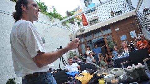 Acte de celebració del desè aniversari de la comunitat digital Arenyautes, a la terrassa de l'hotel Sa Voga d'Arenys de Mar, amb Oriol Ferran, Rafael Muñoz i Saül Gordillo. Arenys de Mar. 11 d'agost de 2010